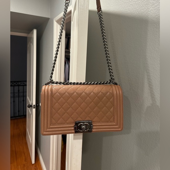 Chanel caviar leather Boy Bag in Camel color - Picture 2 of 16
